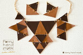 Parure – collana in pelle marrone in due tonalità dalle forme geometriche con orecchini abbinati.