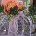 gabbia decorativa abbellita con fiori artificiali creata a mano