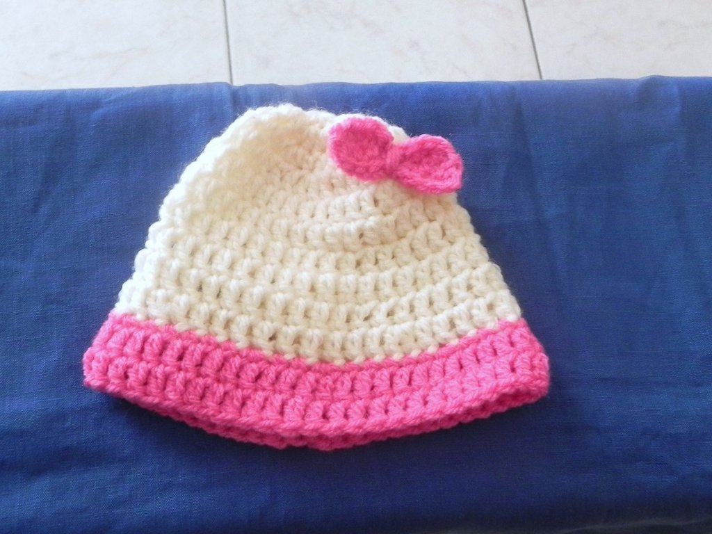 Cappellino neonato-bimba fatto a mano con fiocco - Bambini - Acces