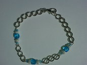 Bracciale con catena argentata, perle di vetro azzurre e bianche fatto a mano