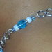 Bracciale con catena argentata, perle di vetro azzurre e bianche fatto a mano