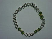 Bracciale con catena in metallo argentato, perle verdi e avorio, fatto a mano