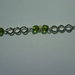 Bracciale con catena in metallo argentato, perle verdi e avorio, fatto a mano