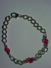 Bracciale con catena in metallo argentato e perle fuxia e argento