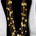 collana multi-filo con perle in vetro e pietre sabbia