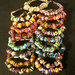 Bracciali colorati con nodi e perle di vetro