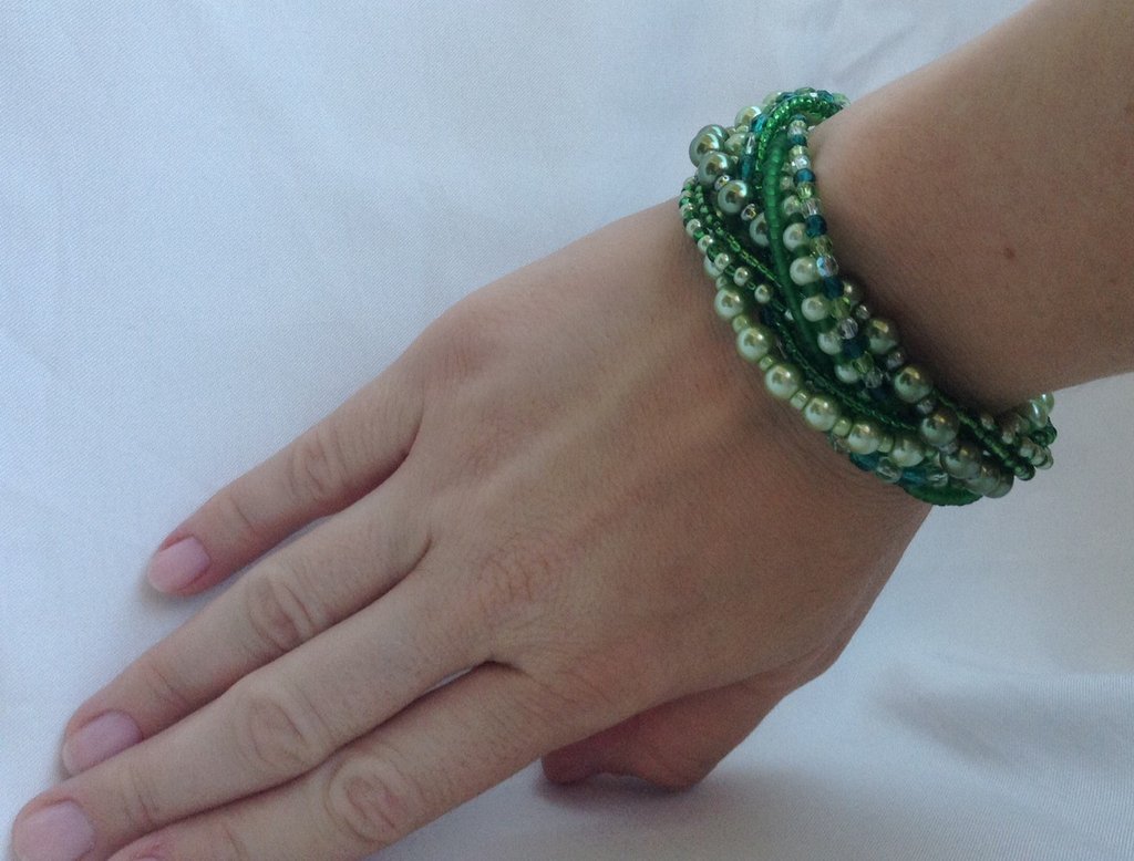 Avalaya Bracciale Flessibile Con Perle Di Vetro Azzurro E Barre In Legno – Largo E Elastico