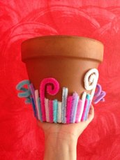 Vaso decorato con scovolini colorati