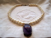 Collana girocollo con perle di fiume barocche  10 mm con ciondolo di ametista cabochon.