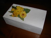 Scatola di legno con fiori di stoffa gialli