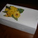 Scatola di legno con fiori di stoffa gialli