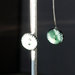 O20.14 - Orecchini pendenti con piccoli bottoni verdi - Linea Calder