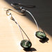 O20.14 - Orecchini pendenti con piccoli bottoni verdi - Linea Calder