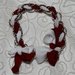 Bracciale in lycra nei colori rosso bordeaux e bianco e catena argentata