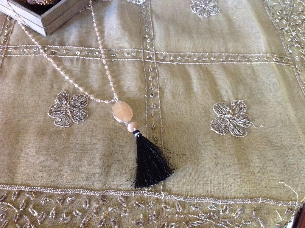 Modi per indossare una collana di perle lunga
