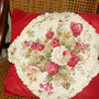 cuscino rosso con rose, racchiude un morbido  plaid
