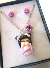 Completo collana  e orecchini con bambolina kokeshi in fimo e rose in resina con scatolina idea regalo