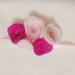 Bomboniera floreale: il bouquet di fiori in feltro rosa e fuxia per decorare il sacchetto portaconfetti fatto a mano!