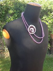 Collana in perle con applicazione di fiore in raso e perline