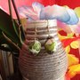 Orecchini di legno ricoperti con carta di riso e decorati con colori acrilici