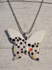 Collana Minimal Butterfly in ceramica stampata fatta a mano - un aiuto agli animali abbandonati, negozio solidale pro cani e gatti