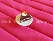 Anello fetta di torta cioccolata panna e fragole in Fimo, con piattino in ceramica - regolabile
