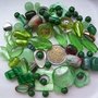 lotto perle verdi vetro,pietre e varie gr. 130