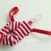 Catenella porta-ciuccio rossa e bianca a strisce con casina in stoffa di cotone: l'accessorio divertente per il vostro babino!