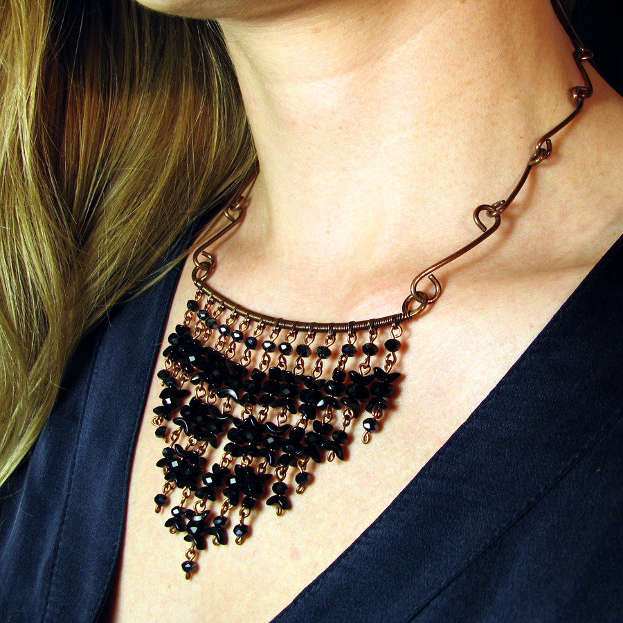 Collana "Raso" Con Ciondolo Bianco E Perline Nere - Gioielli - Coll