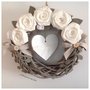 Corona in legno con rose bianche di lino e cuore di legno