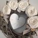 Corona in legno con rose bianche di lino e cuore di legno