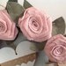 Corona di legno con rose in lino rosa e cuore di legno
