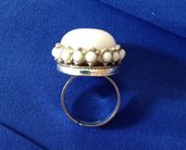 Anello con bottone gioiello vintage bianco 