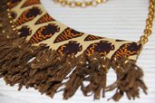Colletto in stoffa tribale con nappine in corda e dettagli in oro