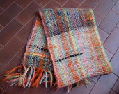 Sciarpa multicolor in lana fatta al telaio