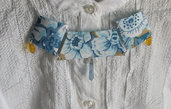 Collana in stoffa floreale sui toni del blu con perline di vetro a goccia e dettagli gialli e argentati