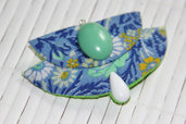Ciondolo in stoffa floreale con cabochon applicati, sui toni del blu e del verde 