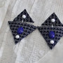 Orecchini triangoli con pendente in stoffa blu fantasia e cabochon applicati