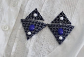Orecchini triangoli con pendente in stoffa blu fantasia e cabochon applicati