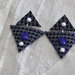 Orecchini triangoli con pendente in stoffa blu fantasia e cabochon applicati