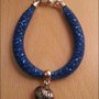 Bracciale azzurro con particolare al centro