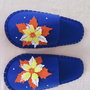 Ciabatte in feltro blu con decorazione a stella di natale bianca, gialla e arancione fatte a mano