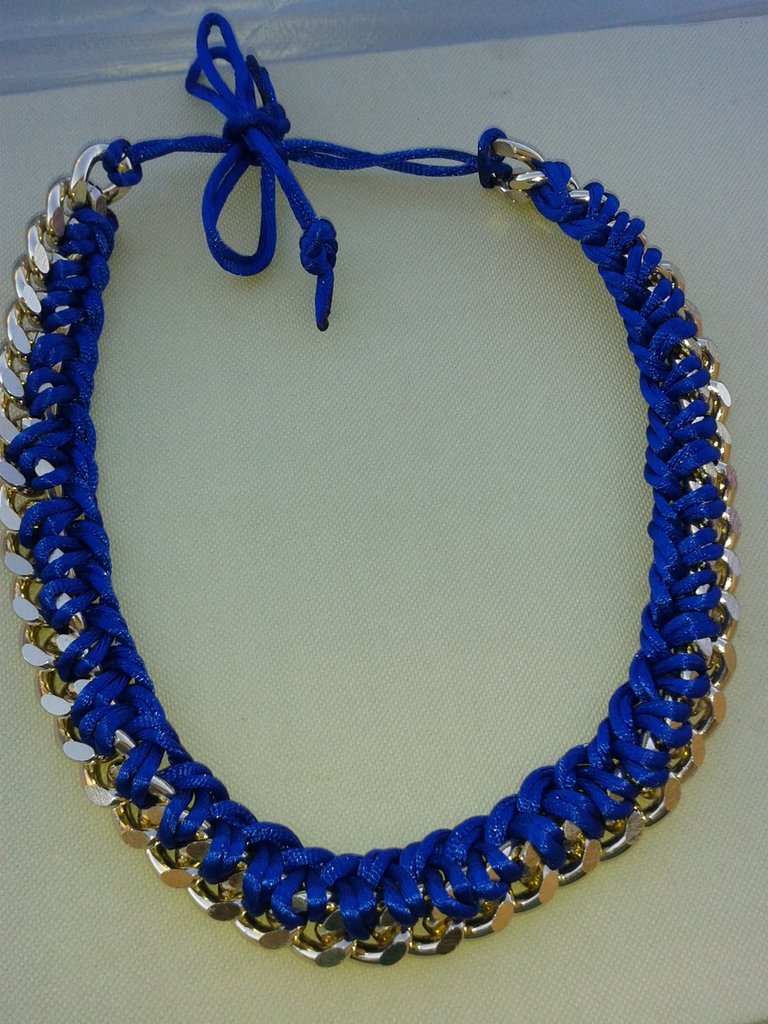 Collana Girocollo Rigida In Ecopelle Colore Bianco Cerchietti Rosa ... | Su - Foto 6