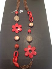 Collana lunga con catena ed elementi in rame, fiore di resina colore rosso, sfera sfaccettata di resina trasparente