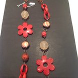 Collana lunga con catena ed elementi in rame, fiore di resina colore rosso, sfera sfaccettata di resina trasparente