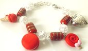 Bracciale con perle rosse in ceramica,dolcetti in fimo,perle crakle,cuore argentato nei colori del rosso idea regalo!!