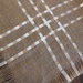 Centrotavola quadrato in tela juta  color corda con nastri di raso bianco, idea shabby.