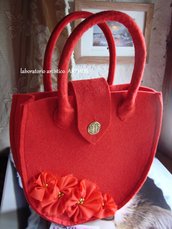 BORSA A MANO IN  FELTRO ROSSA CON FIORI 