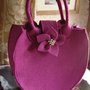 BORSA, A MANO IN FELTRO VIOLA CON FIORE 