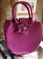 BORSA, A MANO IN FELTRO VIOLA CON FIORE 